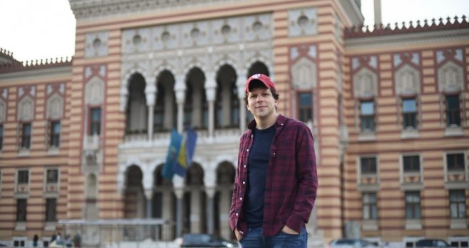Jesse Eisenberg na 28. SFF-u: Večeras će mu biti dodijeljeno Počasno srce Sarajeva