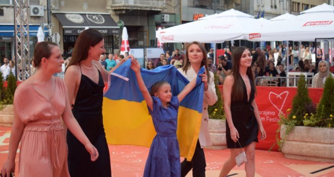 Djevojčica s ukrajinskom zastavom na crvenom tepihu: Nagrađena aplauzom publike
