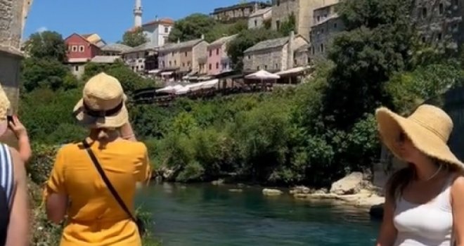 Turistica snimkom iz Mostara podigla prašinu: Htjela da 'uslika' prijateljicu, njen komentar razljutio je mnoge...