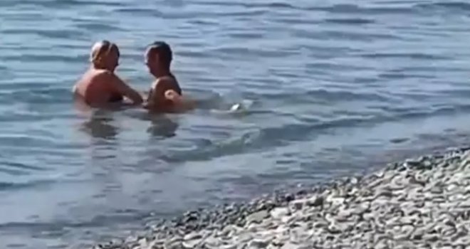 Pornografski prizor u plićaku: Seksao se sa prijateljevom suprugom dok je ovaj pijan drijemao na plaži, ali to nije sve...