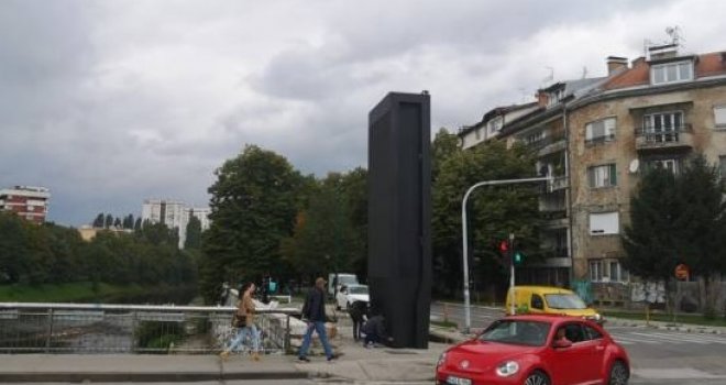 Divovski reklamni pano osvanuo u centru Sarajeva, građani šokirani