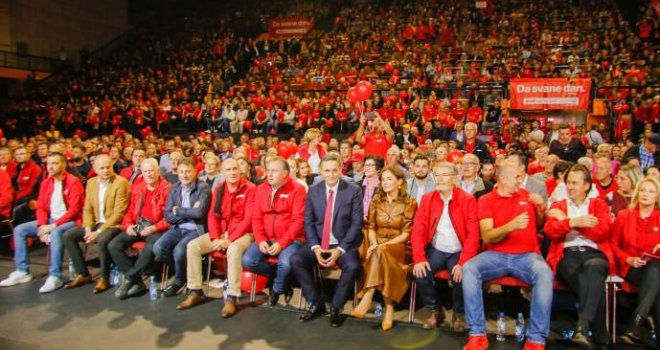 Mejdan je večeras bio krcat: Pogledajte kako je bilo na završnom predizbornom sklupu SDP-a u Tuzli...