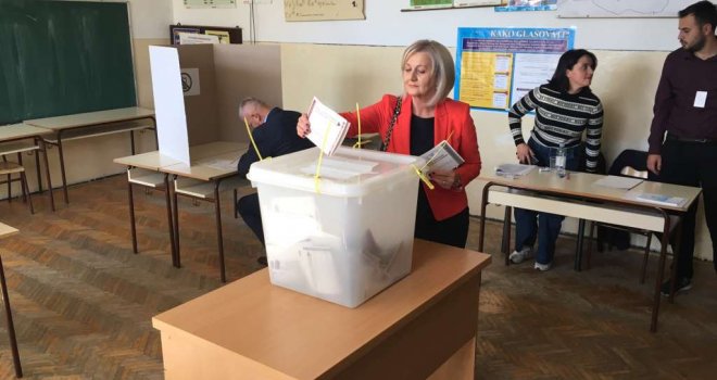 Borjana Krišto u pratnji supruga Branka glasala u Livnu: 'Neka izbori budu fer, to je ono što nam treba!'