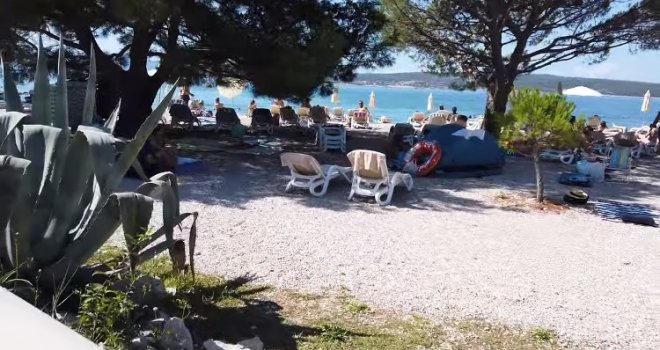Dobra vijest za turiste: Ova  plaža na Jadranu nudi besplatan parking, a ni ležaljke vas neće skupo koštati