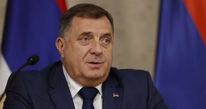 Javni protest Miloradu Dodiku zbog direktnih prijetnji Siniši Vukeliću i vrijeđanju novinara: Naziva ih 'spodobama'!