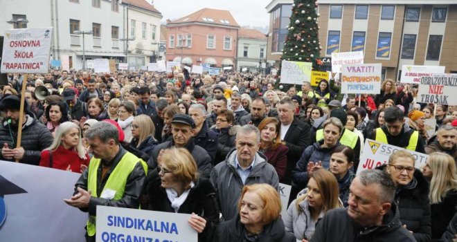 Protesti budžetskih korisnika na Sonom trgu u Tuzli: 'I mi hoćemo novčanu pomoć od 1.080 KM!'