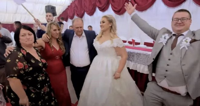 Vjenčanje Jovane i Nikole o kojem bruje mediji: Vrtjelo se prase od pola tone, torta je imala 19 spratova, šator se tresao dva dana