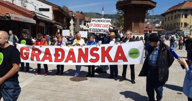 Mali broj građana na okupljanju i šetnji sarajevskim ulicama: Skandiraju 'Bosna, Bosna…, Ne damo te Bosno… '