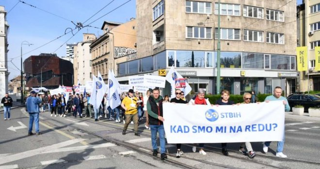 Protestni uranak ispred Parlamenta BiH, trgovci pitaju: 'Kada smo mi na redu?'