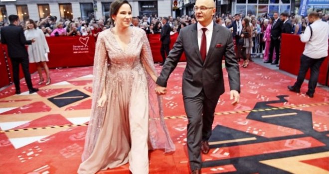Lijep gest gradonačelnice Sarajeva: Benjamina Karić poklonila svoju svečanu haljinu za matursko veče