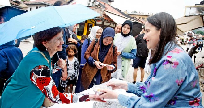 Baščaršija miriše na baklavu: Unatoč kiši, Karić građanima dijelila bajramsku poslasticu