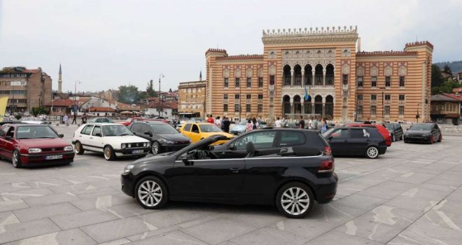 Građani i gosti Sarajeva uživaju u izložbi automobila 'Golf Fest 2023'