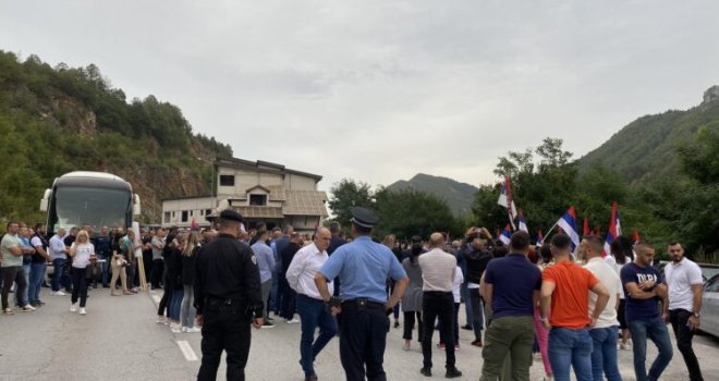 Danas novi protesti podrške Dodiku i Lukiću