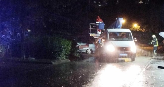 Nevrijeme počinilo štete u Mostaru i Čapljini: Stabla pala na automobile, naselja bez struje...