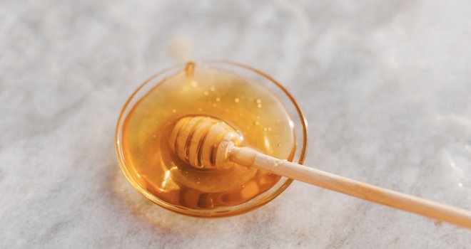  Kašičica meda prije spavanja dovodi do 7 pozitivnih promjena u organizmu: Stručnjaci se kunu u sedmicu konzumiranja