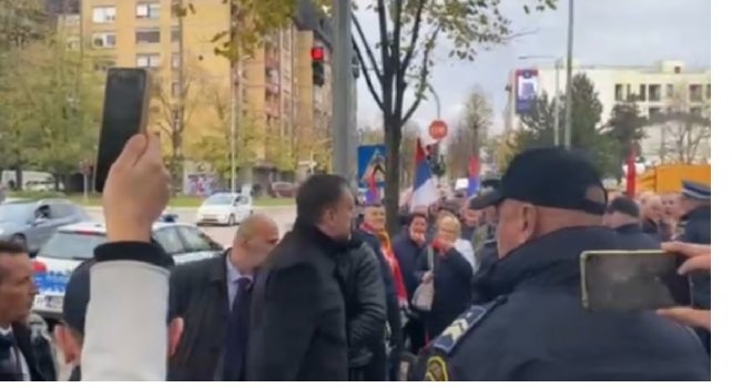  Bivši borci VRS se okupili ispred SDP-a u Banjaluci, Konakovića dočekali zvižducima i uzvicima