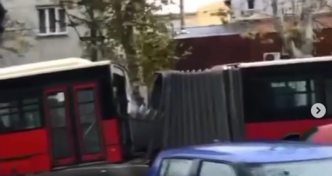 Prepolovio se gradski autobus kod Mašinskog fakulteta u Beogradu