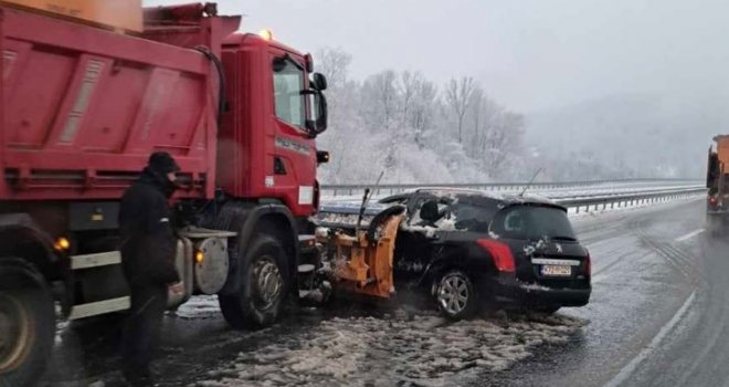 Na autoputu u BiH grtalica 'pokupila' automobil, nezvanično ima i povrijeđenih