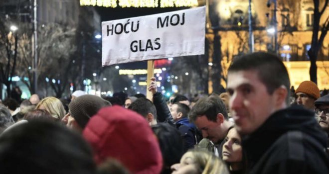 Novi protest u Beogradu: Okupljeni uzvikuju 'Izdaja', 'Izlazite napolje'