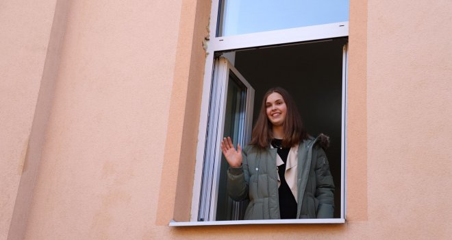 Lana Pudar dobila ključeve stana u Sarajevu, evo ko joj ih je uručio