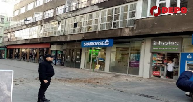 Užas u centru Sarajeva: Fasada se obrušila na ženu, odvezla je Hitna pomoć