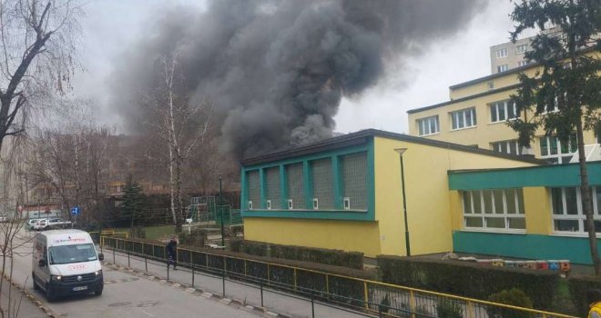 Lokalizovan požar u napuštenom objektu u sarajevskom naselju Čengić Vila,  ali šta je uzrok? 