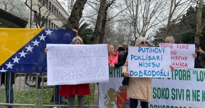 Dodika dočekali demonstranti u Podgorici: 'Da je vječna Bosna i Hercegovina, nećemo RS u Crnoj Gori'