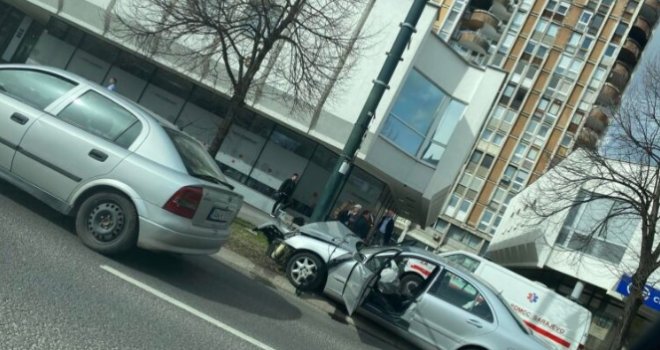 Opet saobraćajna nesreća u Sarajevu: Automobil udario u banderu na Pofalićima