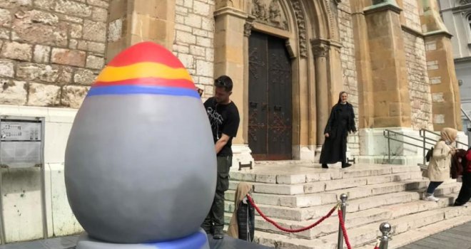 U susret Uskrsu: Ispred sarajevske Katedrale postavljeno uskršnje jaje