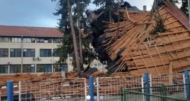 Olujni vjetar odnio krov sa gimnazije u Gračanici: Počupao grede i lim, nosio ga trideset metara