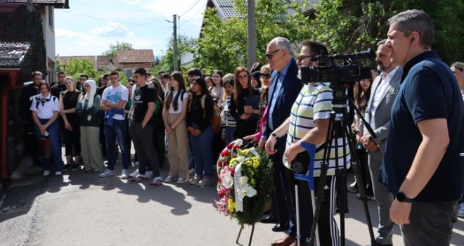 Jedina veza opkoljenog Sarajeva sa svijetom: Sjećanje na deset ubijenih sugrađana na ulasku u Tunel Spasa