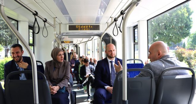 Političari se jutros zajedno provozali novim tramvajem u Sarajevu, evo ko se sve vozio...