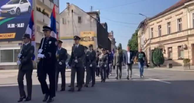 Skandalozno: Kroz Prijedor marširala Vojska Srbije, objavljen video