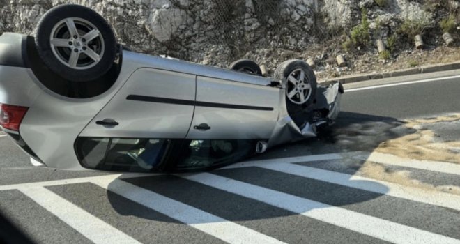 Teška nesreća u Neumu, vozilo na krovu: Povrijeđen muškarac iz Gračanice