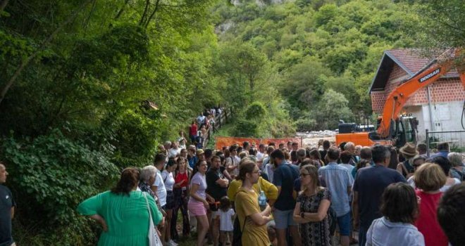 Pobuna na granici sa Hrvatskom... Bager stigao na izvor rijeke, dočekali ga ogorčeni građani: Ne damo Unu!  