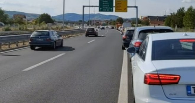 Zakrčenje na autoputu A1: Kolone vozila otegle se u nedogled, radi samo jedna izlazna rampa