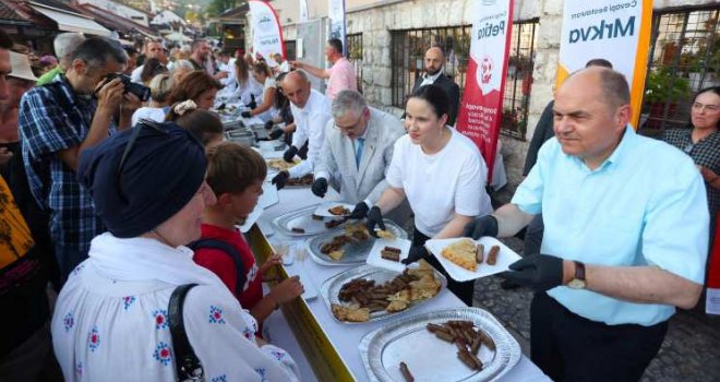 Zakrčena Baščaršija, svi navalili na besplatnu gozbu: Benjamina Karić i Christian Schmidt građanima dijelili ćevape 