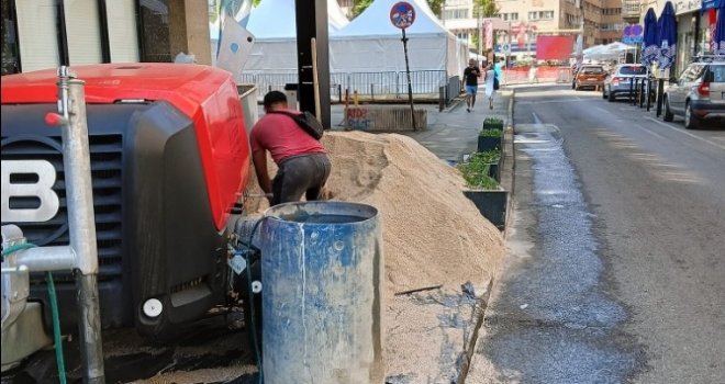 Kako sada izgleda prostor u centru Sarajeva, uz Festivalski trg, gdje su jutros osvanuli pijesak i miješalica za beton?