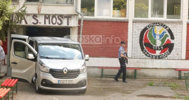 Iz škole u Sanskom Mostu iznesena tijela troje ubijenih