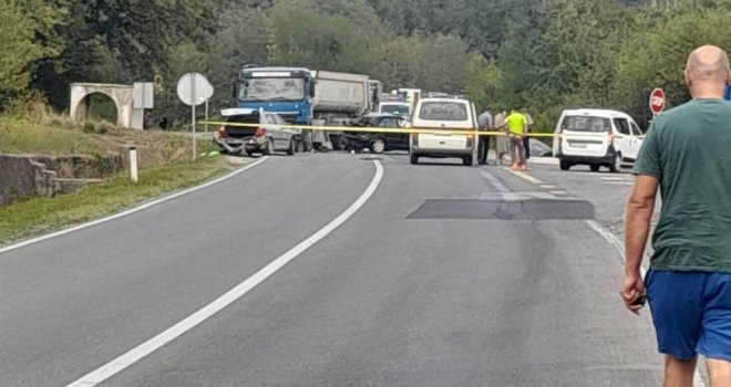 Ponovo teška nesreća na bh. cestama: Sudar nekoliko automobila, više osoba povrijeđeno