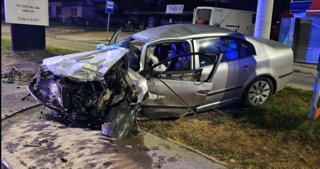 Stravična nesreća u Tuzli: Vozač teško povrijeđen, vatrogasci morali rezati auto da ga izvuku