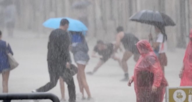 Prolaznici u Dubrovniku u čudu gledali šta se zbiva: Kiša pljušti, a njih dvojica se mlate...