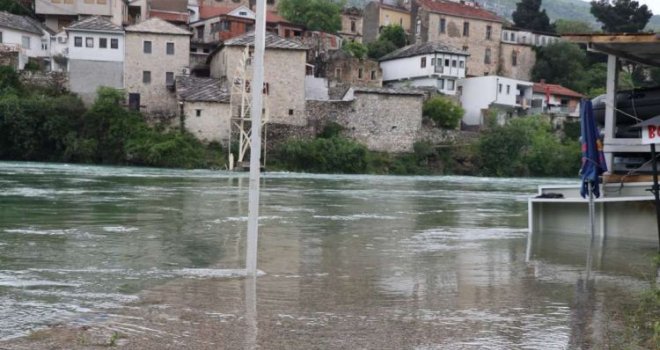 Izdato narandžasto upozorenje za sutra: Moguće poplave i blokade saobraćaja