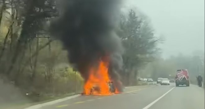 Ostao je samo pepeo: Automobil izgorio na putu Banovići - Živinice