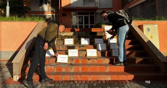 Karton revolucija: Još niko nije odgovarao! Imena žrtava tragedije u Jablanici postavljena ispred Tužilaštva HNK