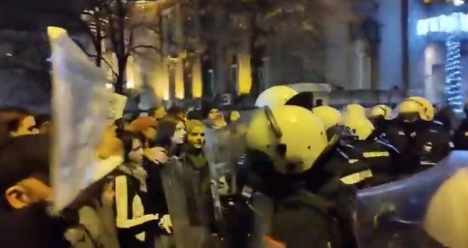 Eskalacija u Beogradu: Policija premlatila studente, Vučića zaklonili štitovima... 'Ovako je pao i Slobodan Milošević!'