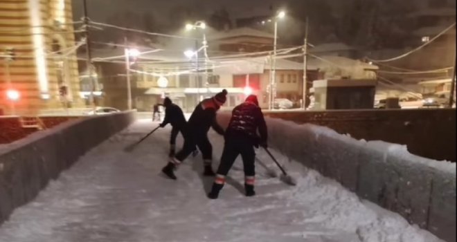 Zimska služba KJKP 'Rad': Na terenu 40 vozila i 140 radnika koji rade na ručnom čišćenju snijega