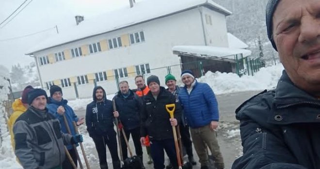 Edin Višća stigao na odmor u BiH, pa uzeo lopatu i pomogao očistiti svoja Čuništa