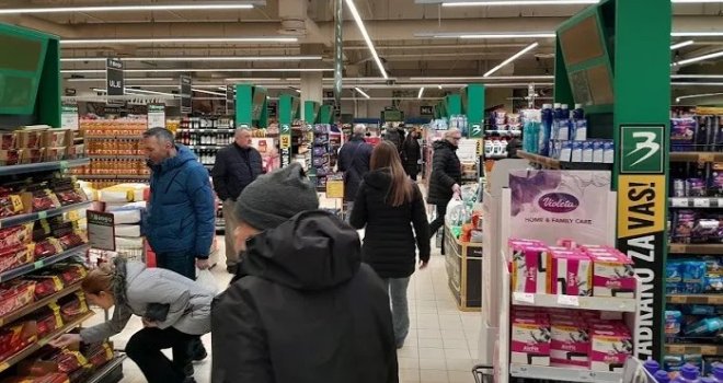 Živahno u Istočnom Sarajevu: Rade svi objekti, zabilježene velike gužve u marketima