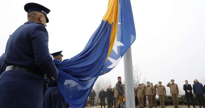 Podignuta zastava Bosne i Hercegovine na brdu Hum povodom Dana nezavisnosti